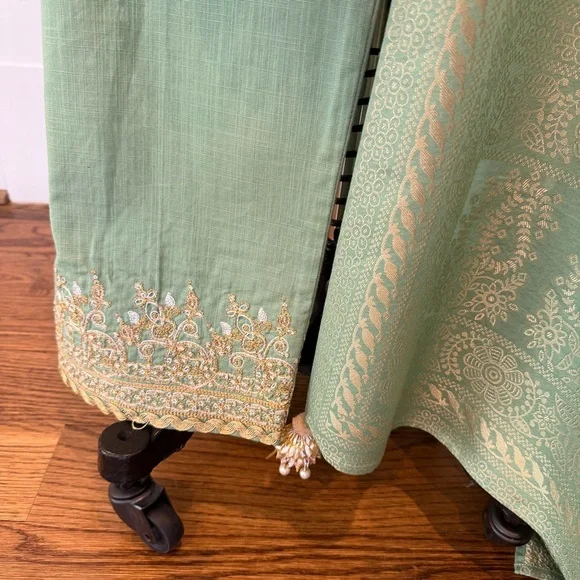 Khaadi 3 Piece Khaddar Suit with Gold embellished Shawl - Picture 3 of 4